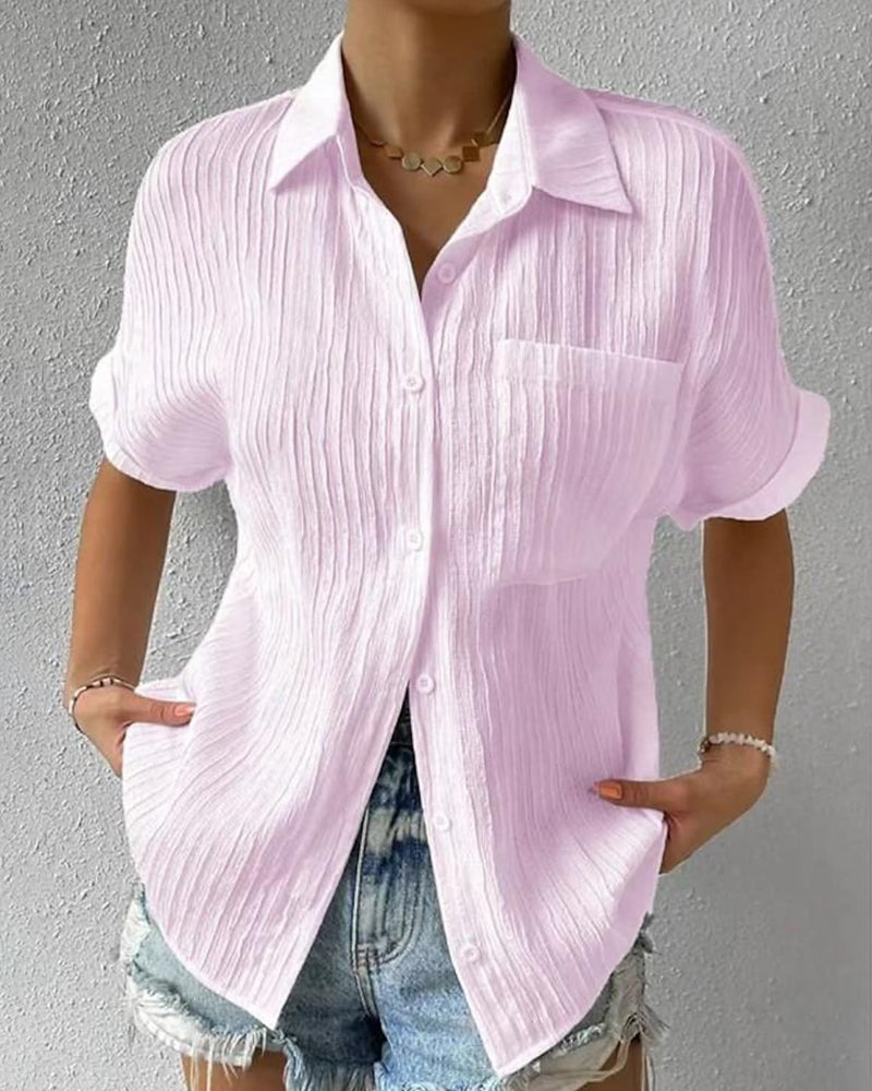 Amy™| Komfortabel ensfarget bluse med krage, korte ermer og lomme