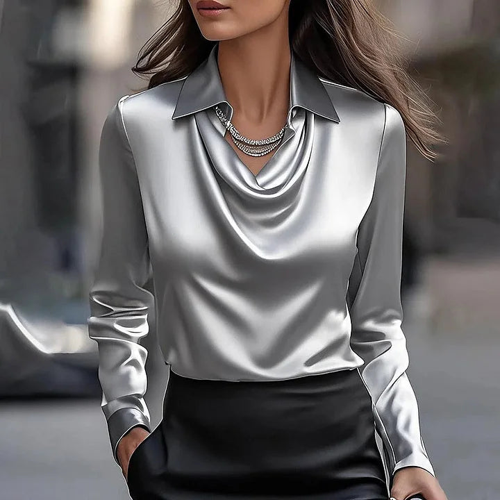 Malvina – Elegant satengbluse med drapert utringning