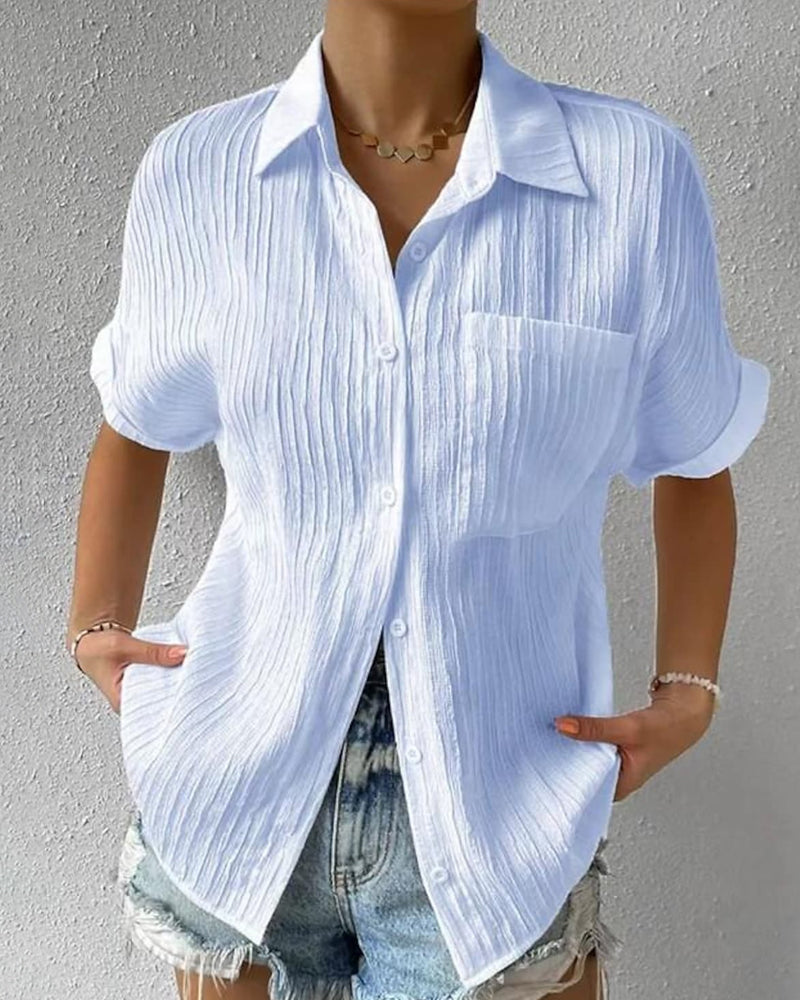 Amy™| Komfortabel ensfarget bluse med krage, korte ermer og lomme