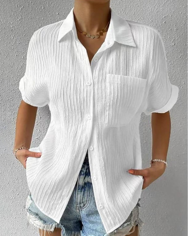 Amy™| Komfortabel ensfarget bluse med krage, korte ermer og lomme